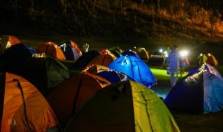 躺在星空下的草地上